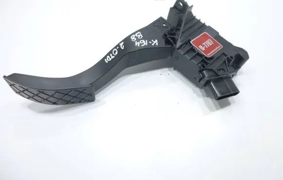 Accelerator throttle pedal