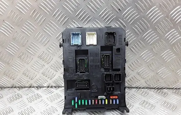 Peugeot 607 Fuse module 9658158480