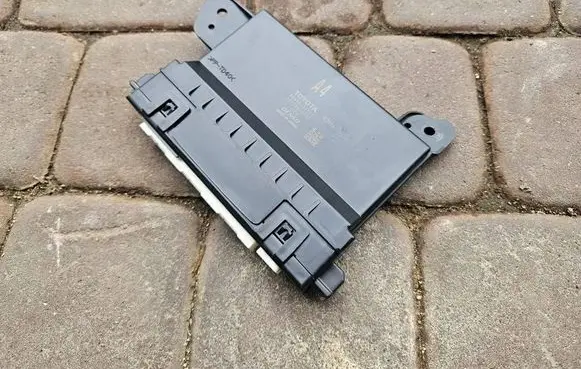 Toyota Camry VIII XV70 Central body control module 88650-33F31-