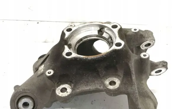 BMW 7 G11 G12 Rear wheel hub spindle/knuckle 6861135