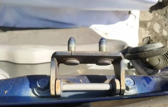 Subaru Impreza I Tailgate/trunk/boot hinge