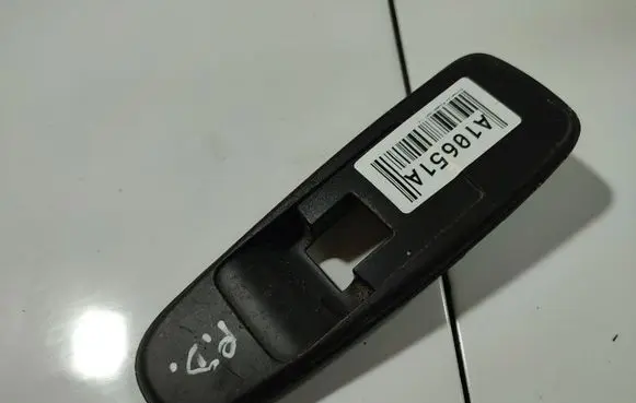 Citroen C4 I Picasso Front door window switch trim 09284