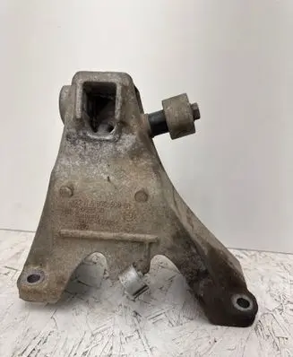 Engine mounting bracket