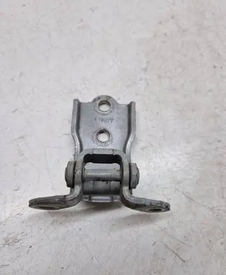 Chevrolet Captiva Front door upper hinge