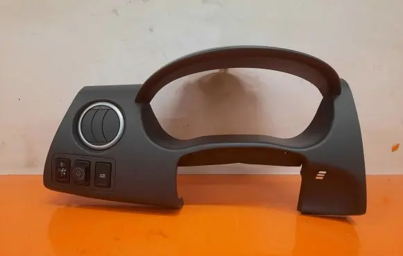 Suzuki Swift I Dashboard center trim panel 73311-62J1