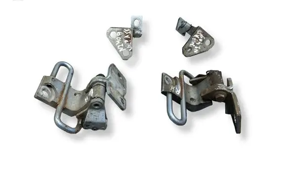 Volkswagen PASSAT B6 Front door lower hinge 3C0831401C 3C0831402C