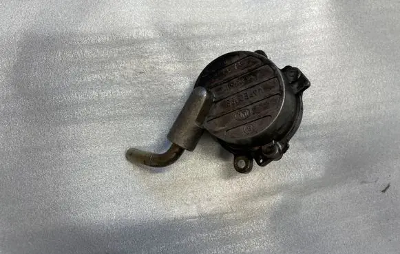 Mercedes-Benz E W211 Vacuum pump A6112300065