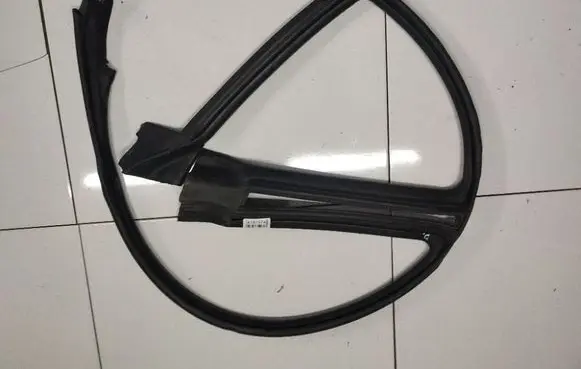Subaru Legacy Rubber seal front coupe door 