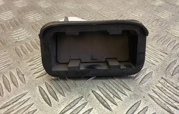 Quarter panel pressure vent