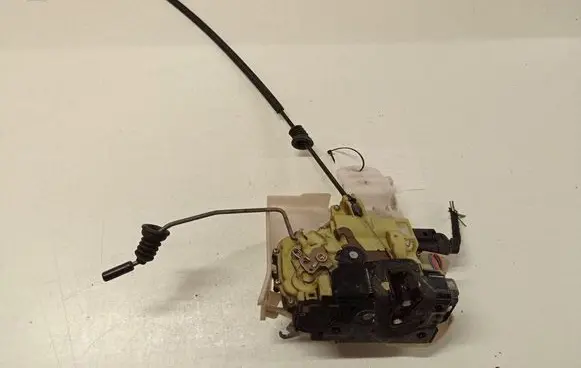 Volkswagen Polo IV 9N3 Front door lock