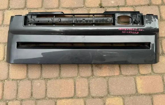 Land Rover Defender Front bumper upper radiator grill L8B2-17820-A S2408B058