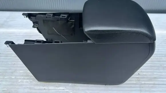 Mazda 3 III Armrest