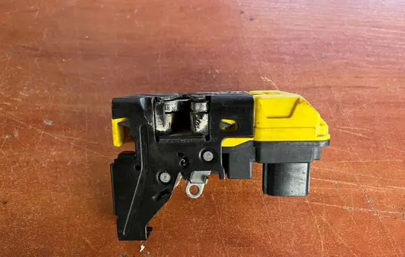 Volvo V70 Front door lock 30634615