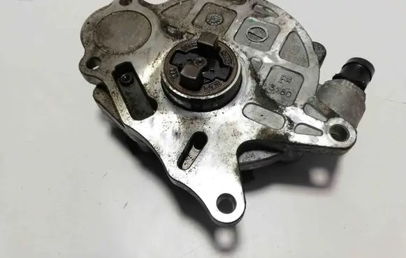 Volkswagen Tiguan Vacuum pump 03L145100