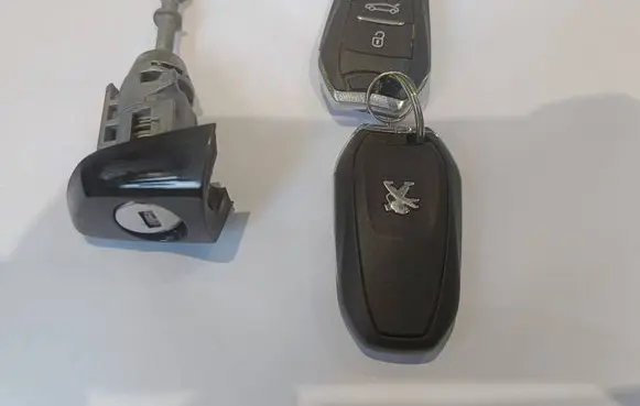 Peugeot 308 Ignition key/card 
