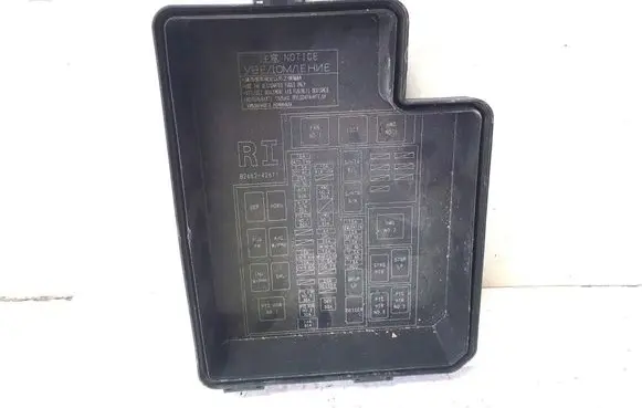 Toyota RAV 4 (XA40) Fuse box cover 8266242611