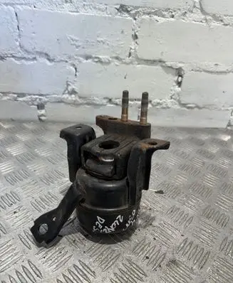 Toyota RAV 4 (XA20) Engine mount bracket