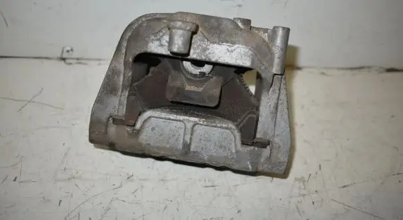Volkswagen Touran I Engine mount bracket 1K0199262