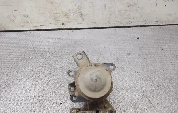 Mitsubishi Grandis Engine mount bracket