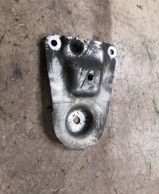 Volkswagen PASSAT B5.5 Engine mounting bracket 8D0399541B