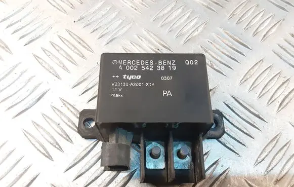 Mercedes-Benz E W211 Charging relay A0025423819