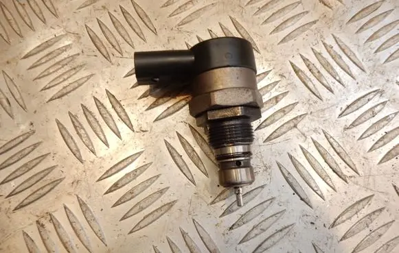 BMW 3 E90 E91 Fuel pressure regulator 0281002481
