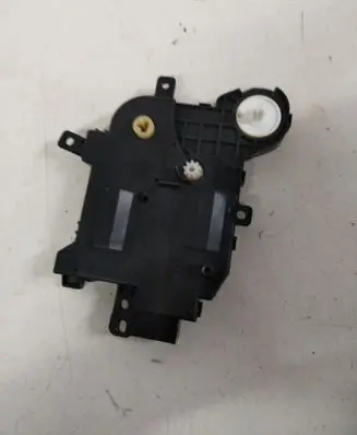 Toyota Yaris XP210 Air flap motor/actuator 0638009013