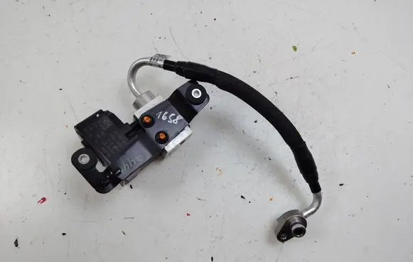 Porsche Taycan 9J1 Air conditioning (A/C) expansion valve 4M0816682E
