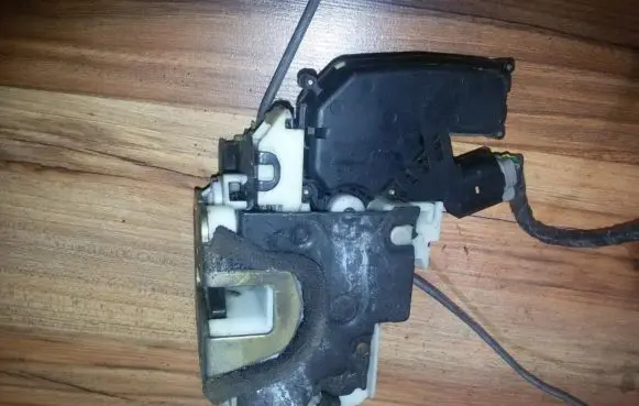 Nissan Quest Front door lock