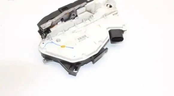 Volkswagen Scirocco Front door lock 5N2837016A