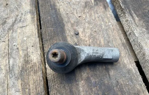 Volkswagen Touareg II Steering tie rod end 027060151012