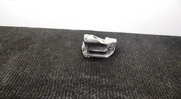 Engine mounting bracket