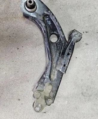 Peugeot 308 Front lower control arm/wishbone 22523L