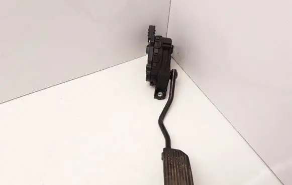 Nissan Almera Tino Accelerator throttle pedal 18002BU410