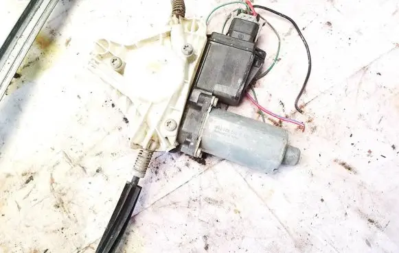Mitsubishi Carisma Front door window regulator motor 0130821788