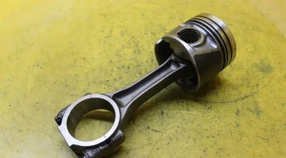 Volkswagen Touran I Piston with connecting rod