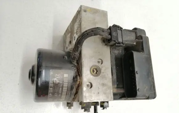 Skoda Octavia Mk2 (1Z) ABS Pump 1J0614217E 1J0907379Q
