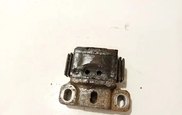 Volkswagen Jetta V Engine mounting bracket