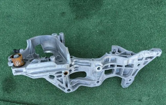 Volkswagen Golf VII Generator/alternator bracket 04L903143D