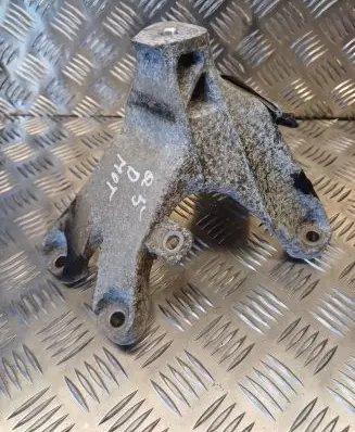 Engine mounting bracket