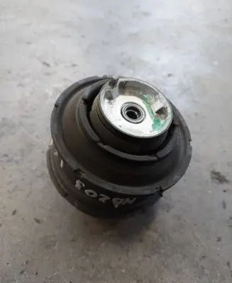 Mercedes-Benz C W203 Engine mount bracket