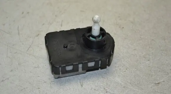 Headlight level adjustment motor