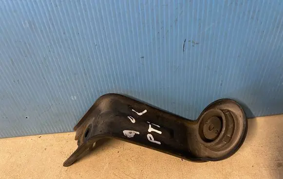Toyota Avensis T270 Radiator mount bracket 
