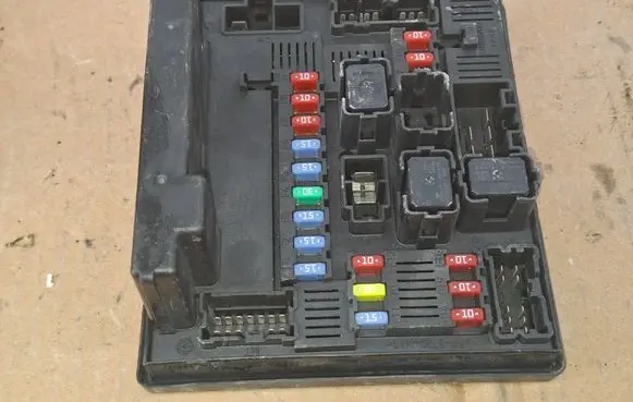 Nissan Qashqai Fuse module 522693F01 3762001824 284B7JD02C