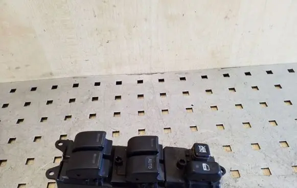 Toyota RAV 4 (XA20) Electric window control switch 8482042080