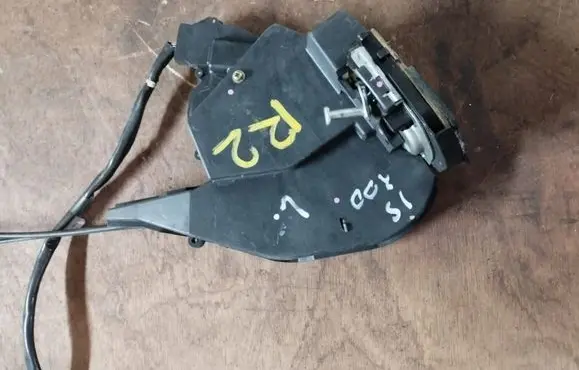 Lexus IS 200-300 Rear door lock