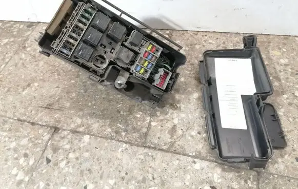 Volvo V70 Fuse box set 30728133 30728132