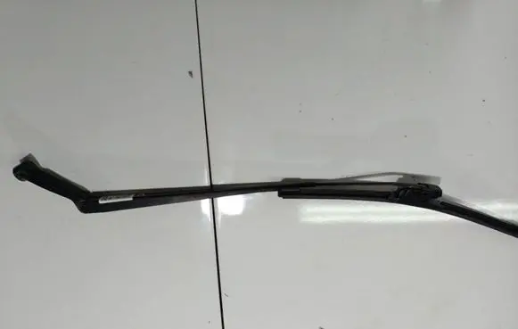 Toyota Avensis T250 Front wiper blade arm A11039A