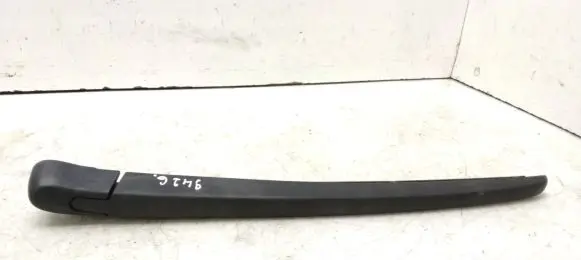 Rear wiper blade arm