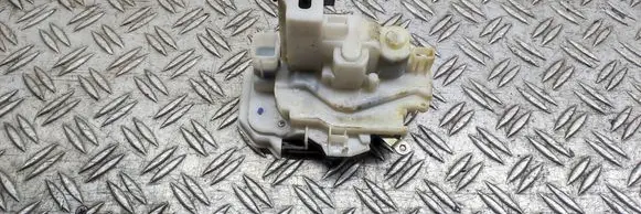 Opel Combo D Sliding door lock 067901619